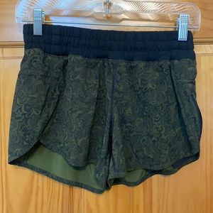 Lululemon tracker 4” shorts green lace size 6